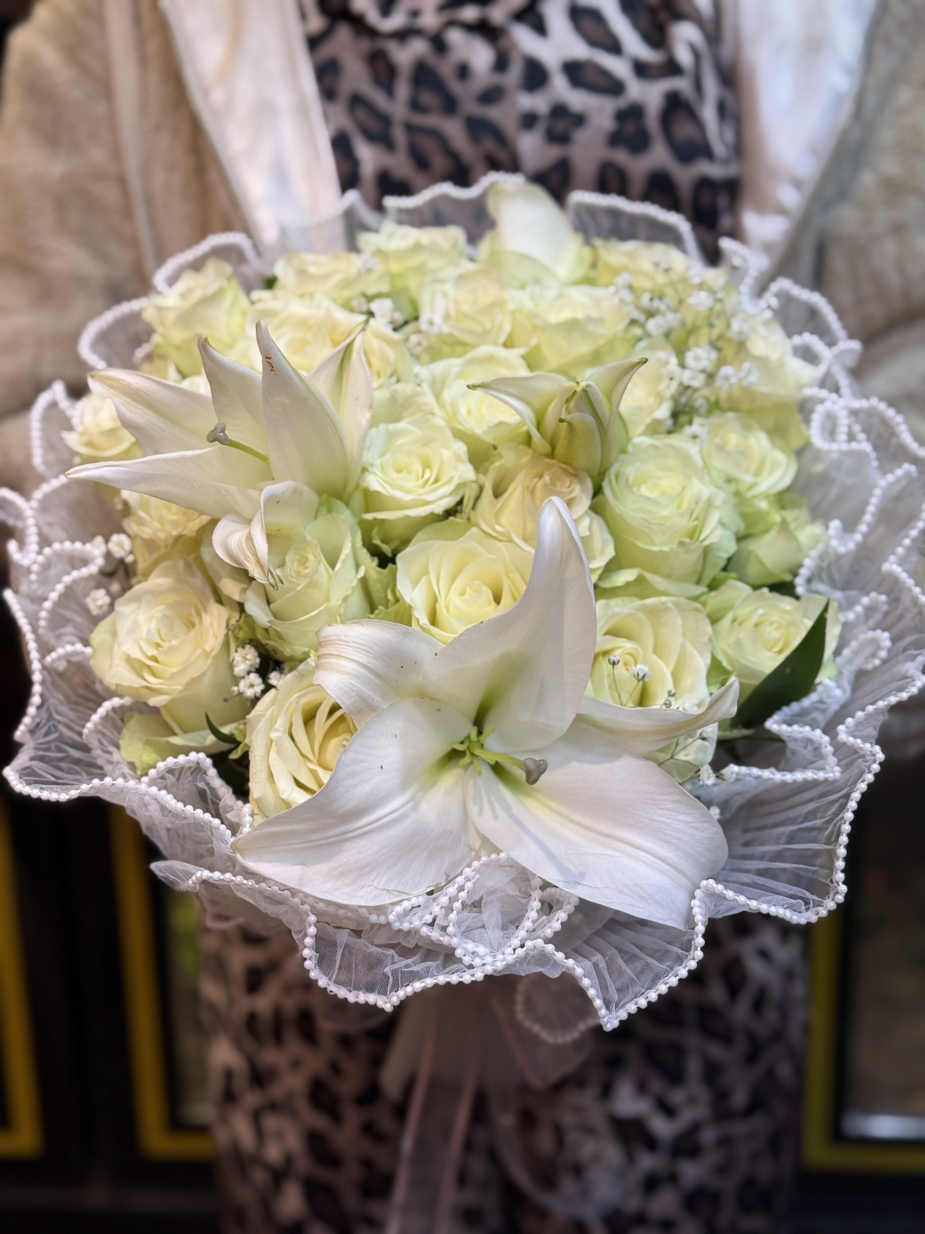 25 beyaz gül & Lilyum buketi