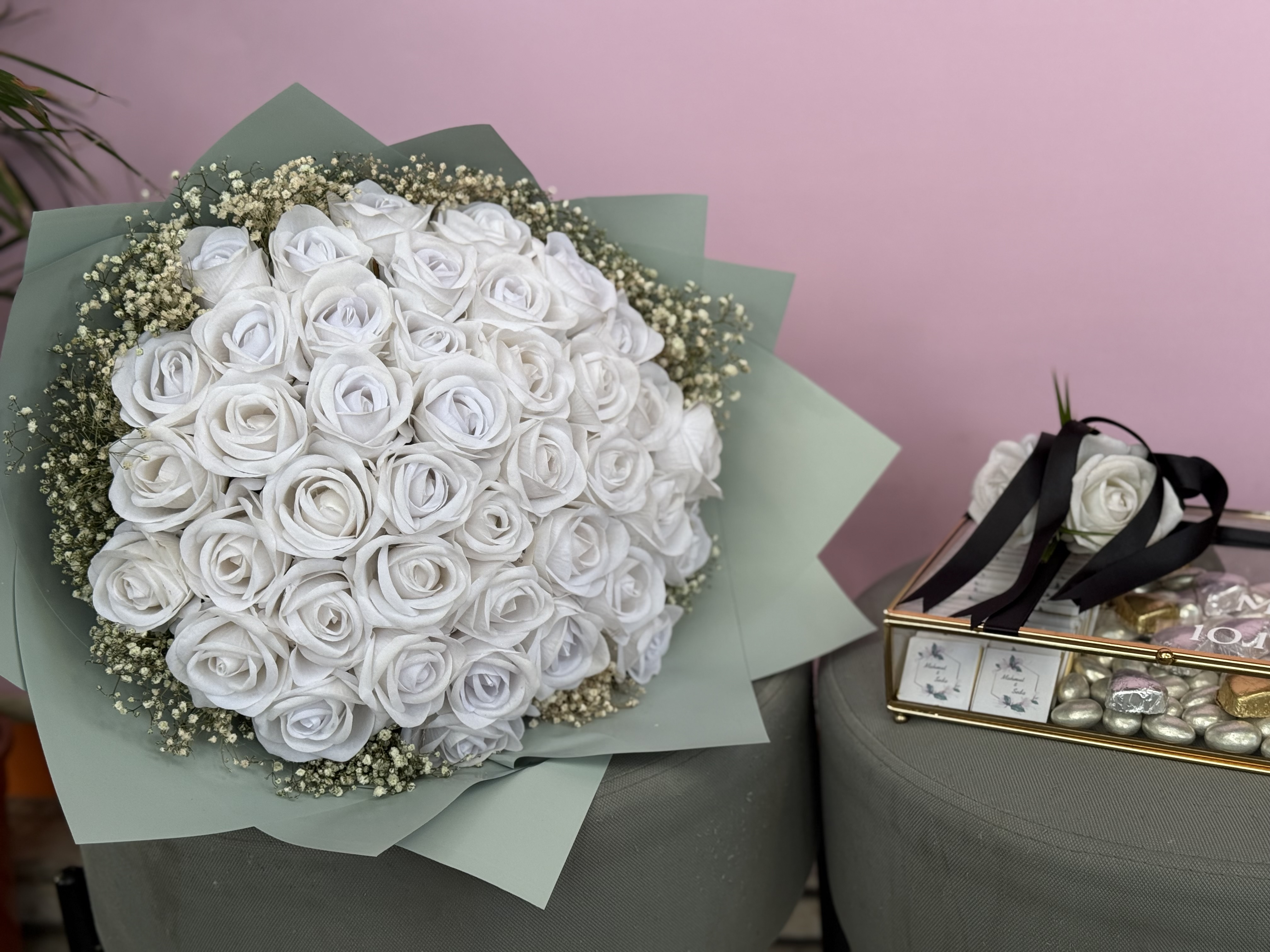 41 kadife gül & cam sandık çikolata