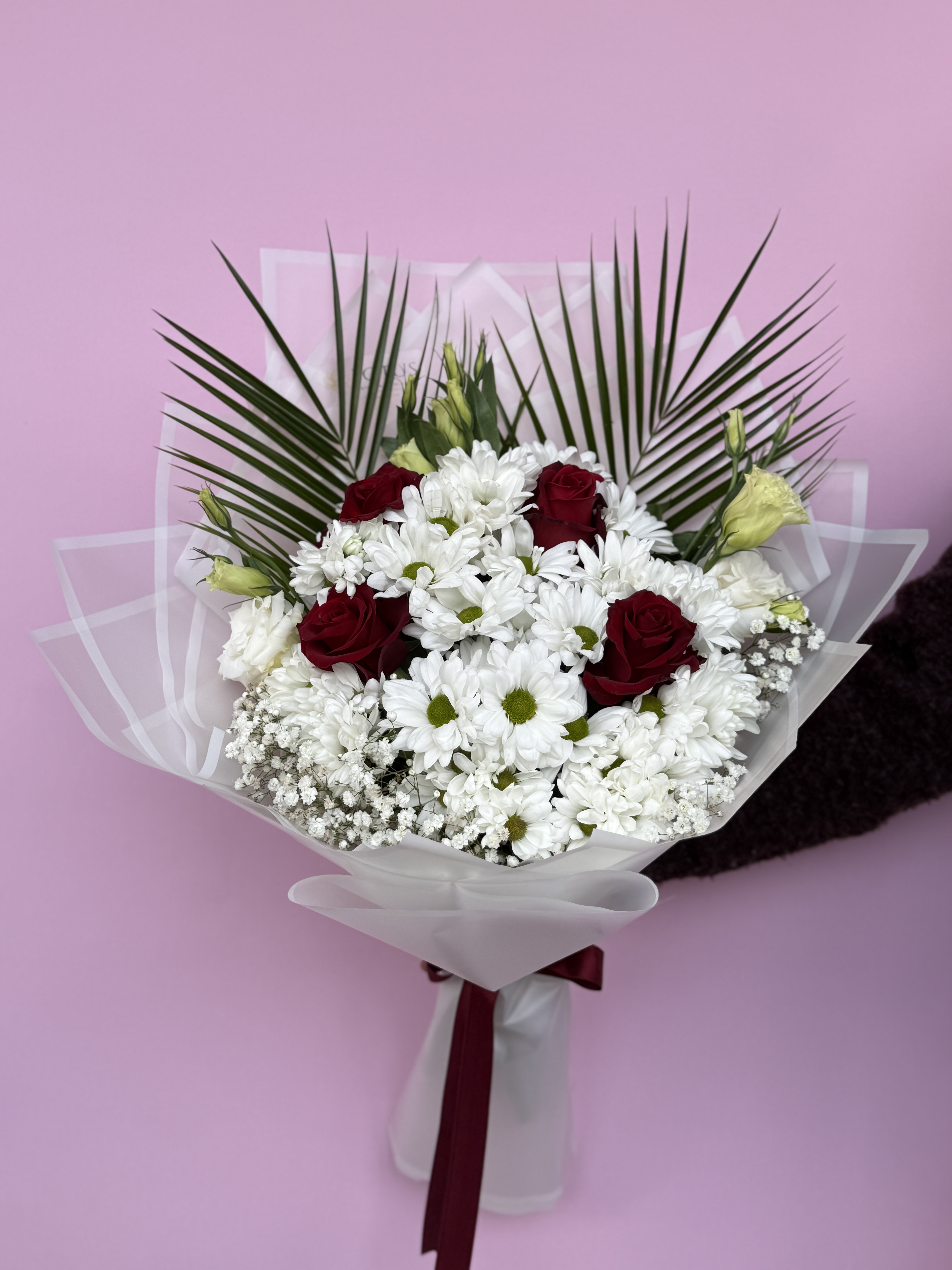 4 kırmızı gül ve papatya buketi