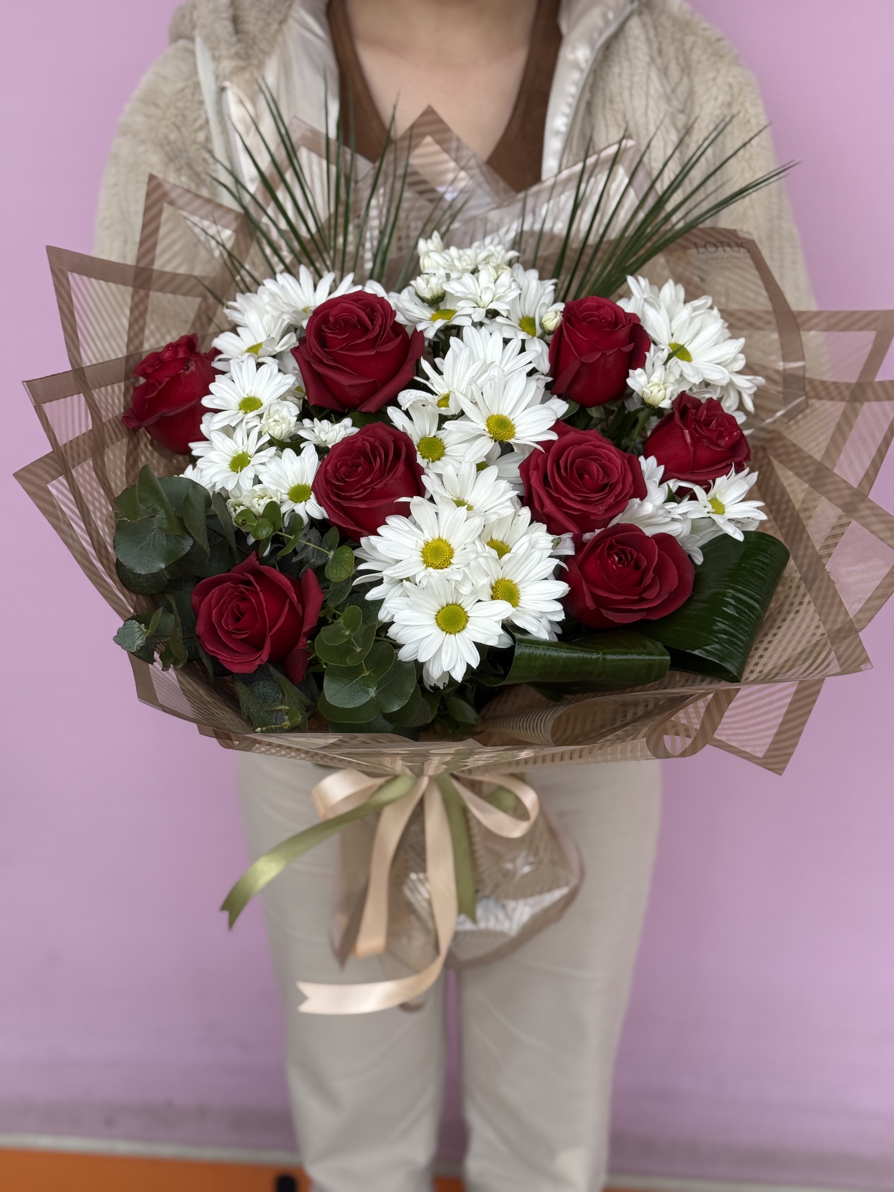 8 gül ve papatya buketi