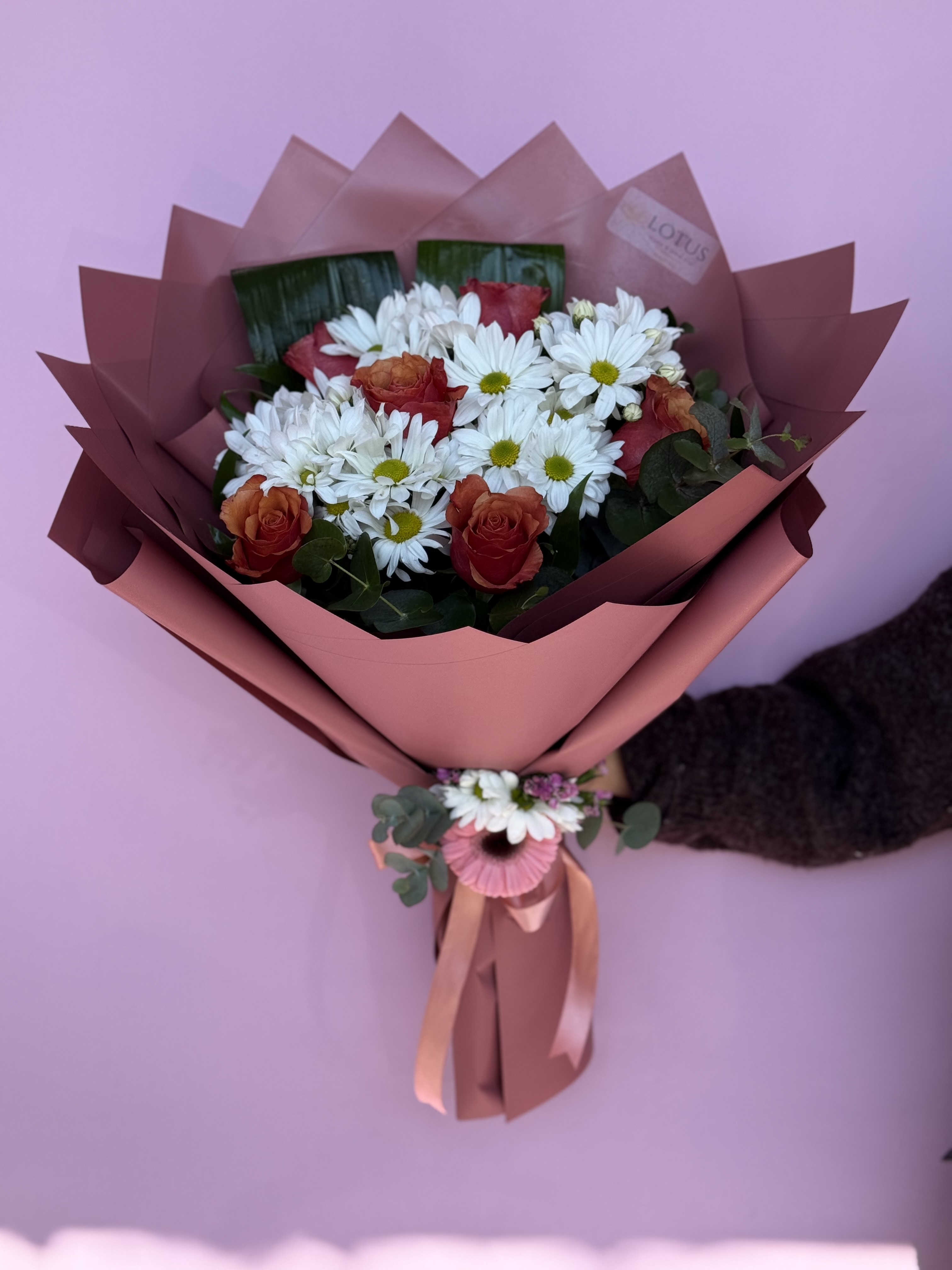 Renkli ithal 6 gül ve beyaz papatya