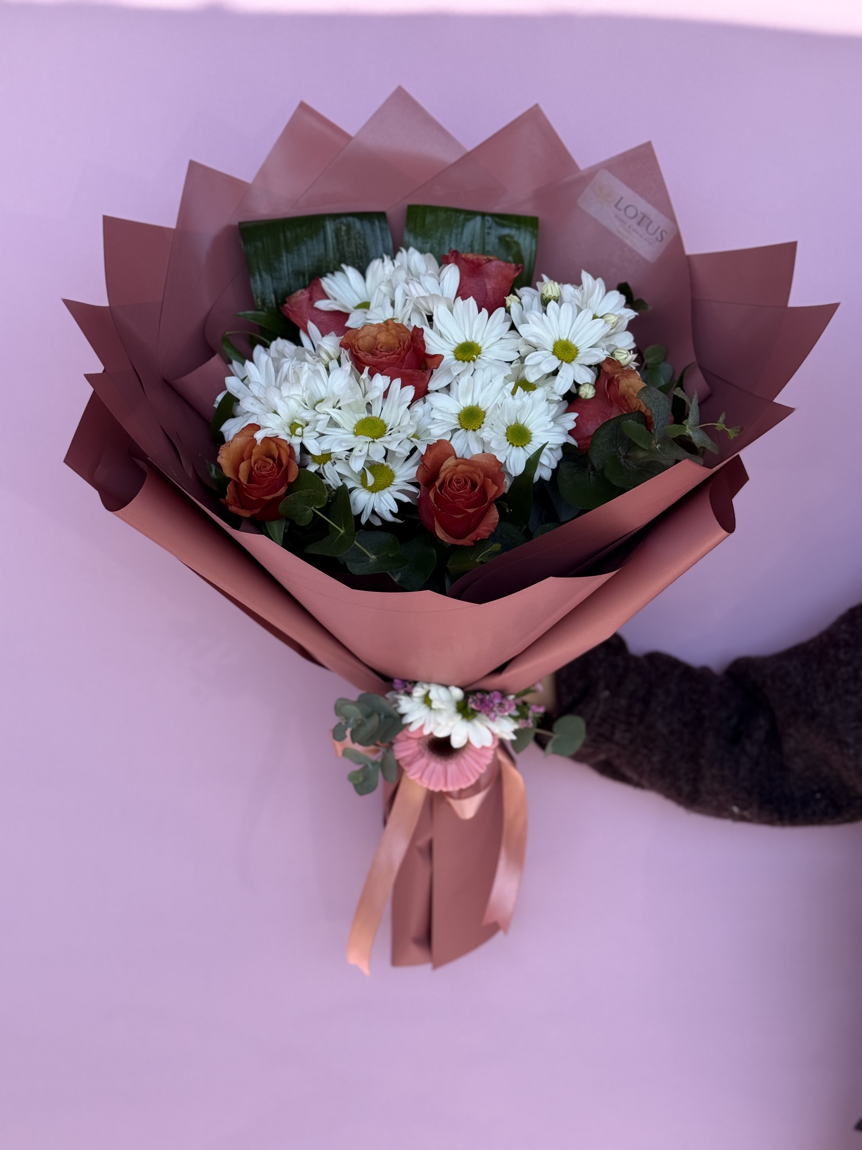 Renkli ithal 6 gül ve beyaz papatya