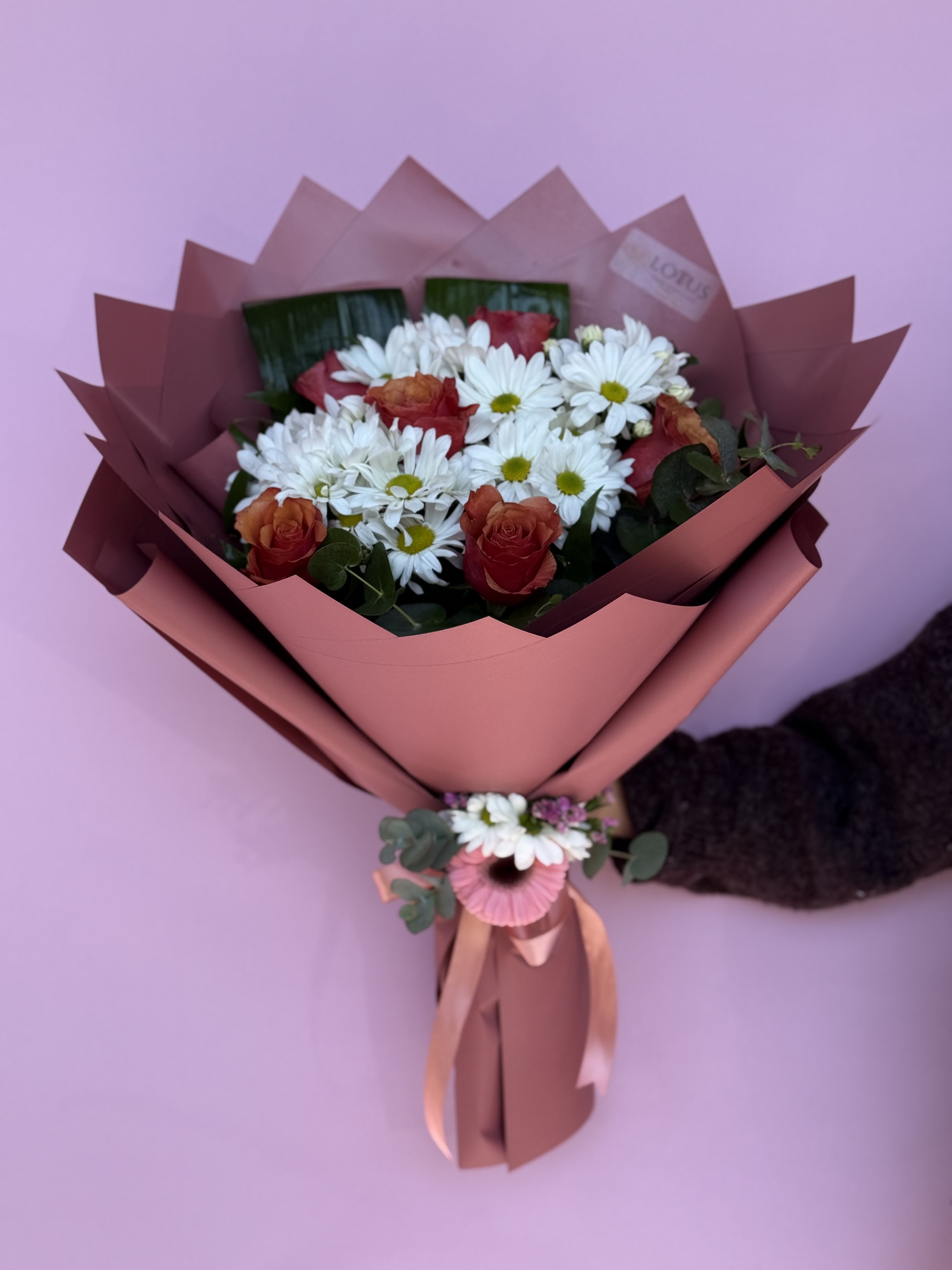 Renkli ithal 6 gül ve beyaz papatya