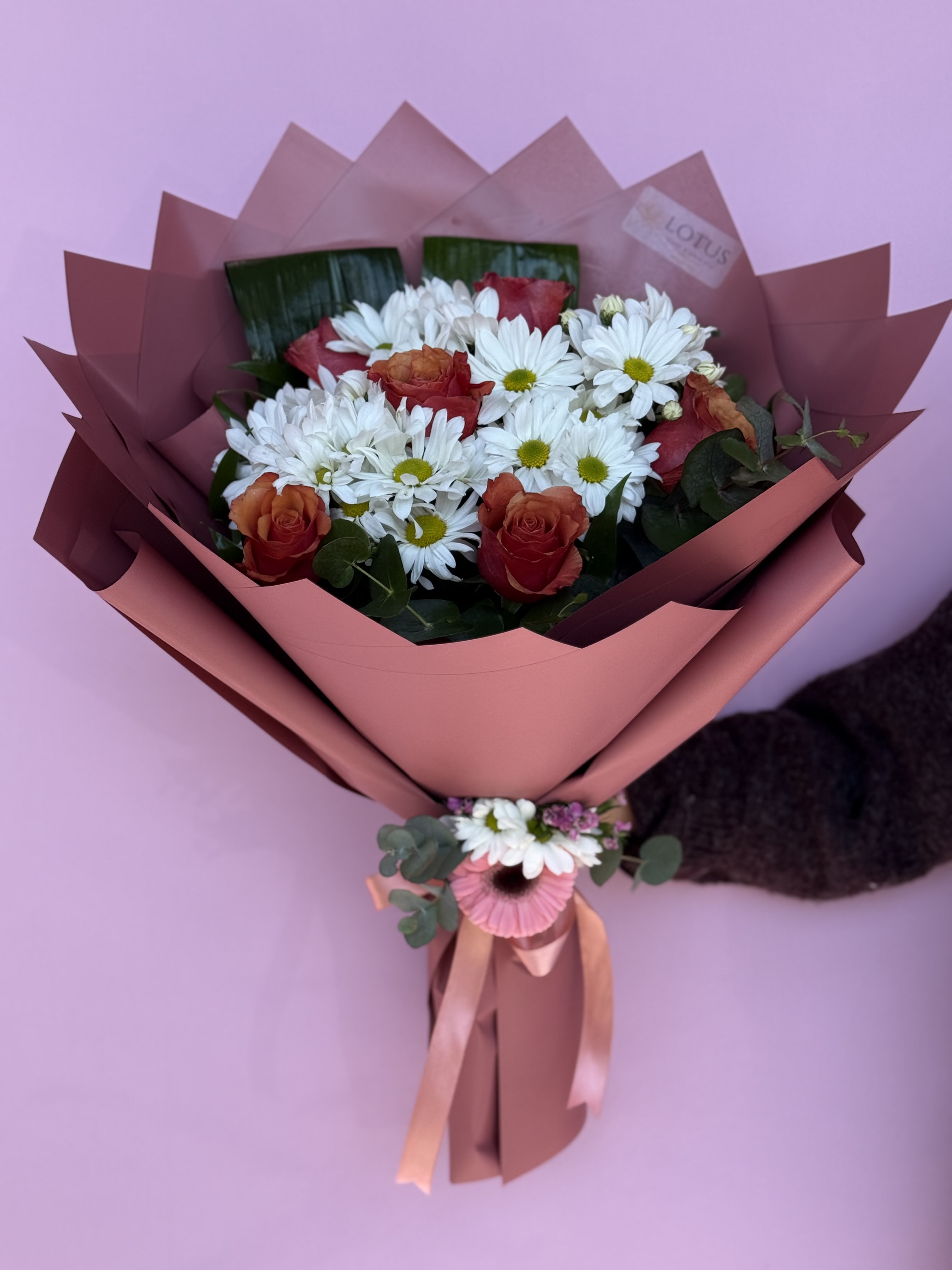 Renkli ithal 6 gül ve beyaz papatya