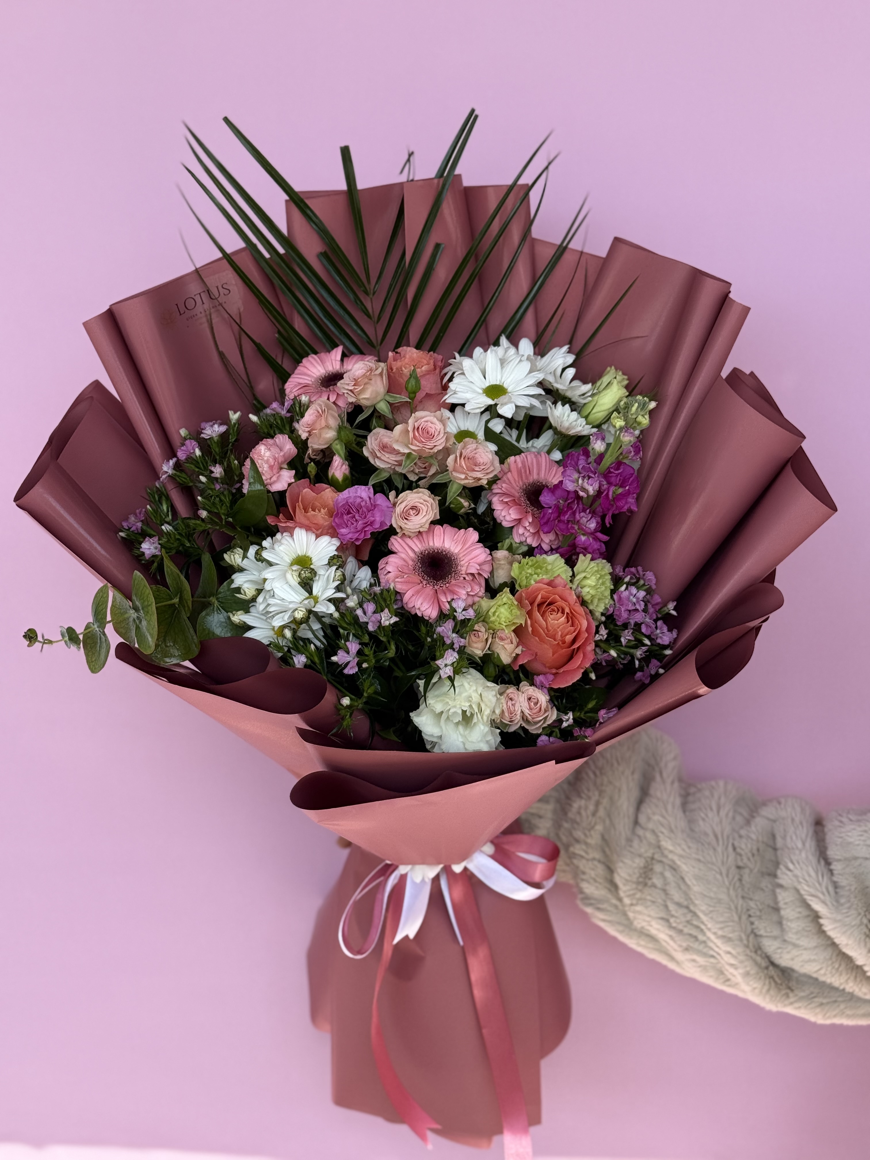 Karışık ithal güllerle tasarlanmış buket