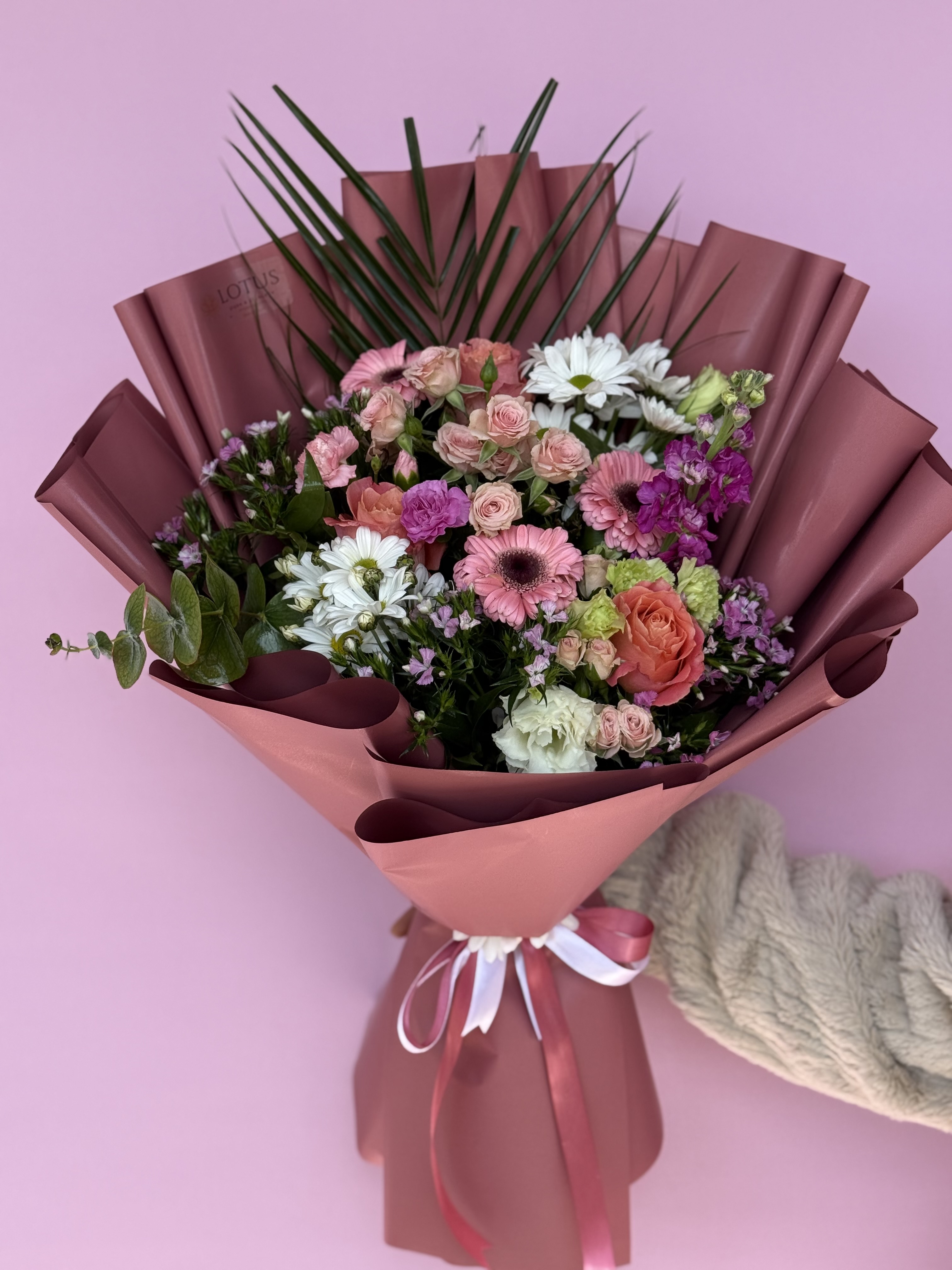 Karışık ithal güllerle tasarlanmış buket