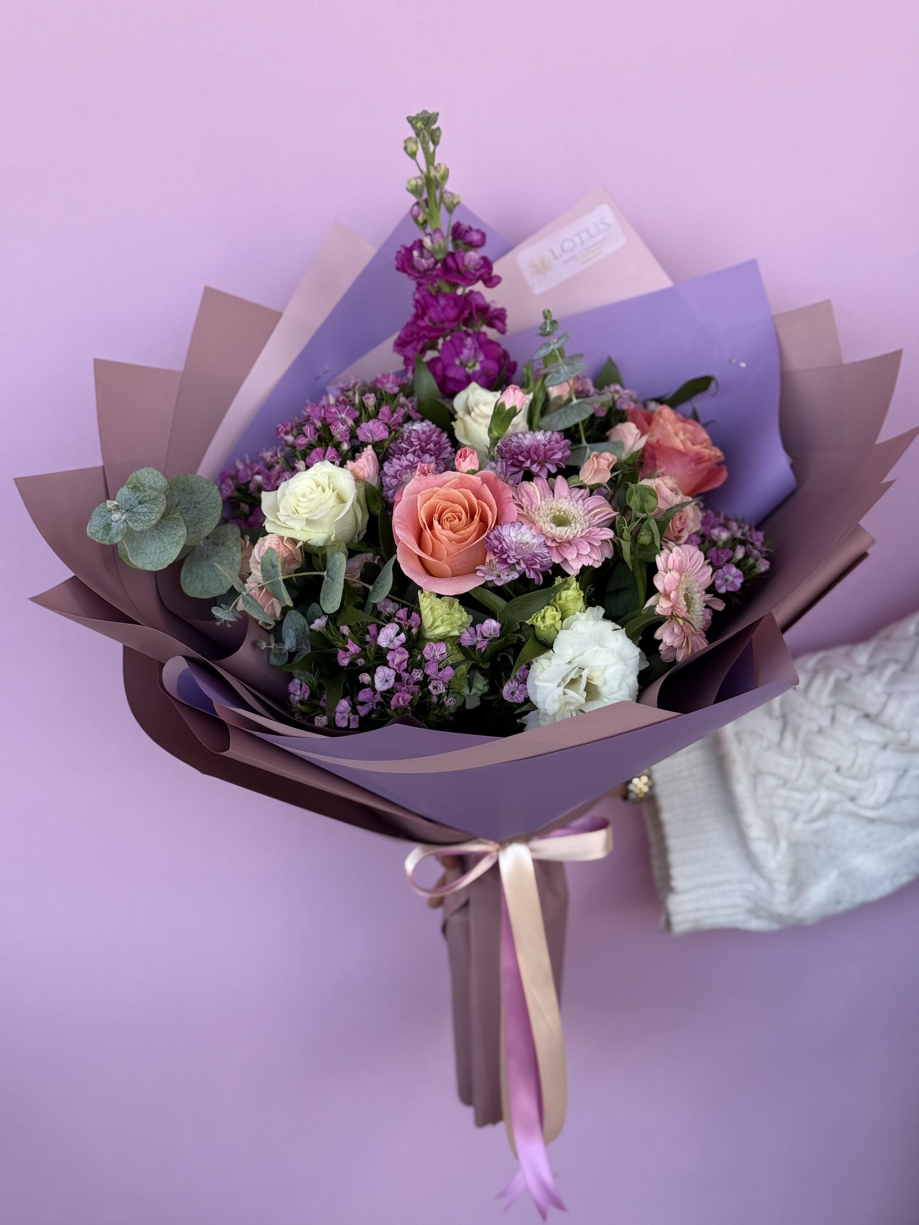 Karışık beyaz ve pembe gül biçme buketi