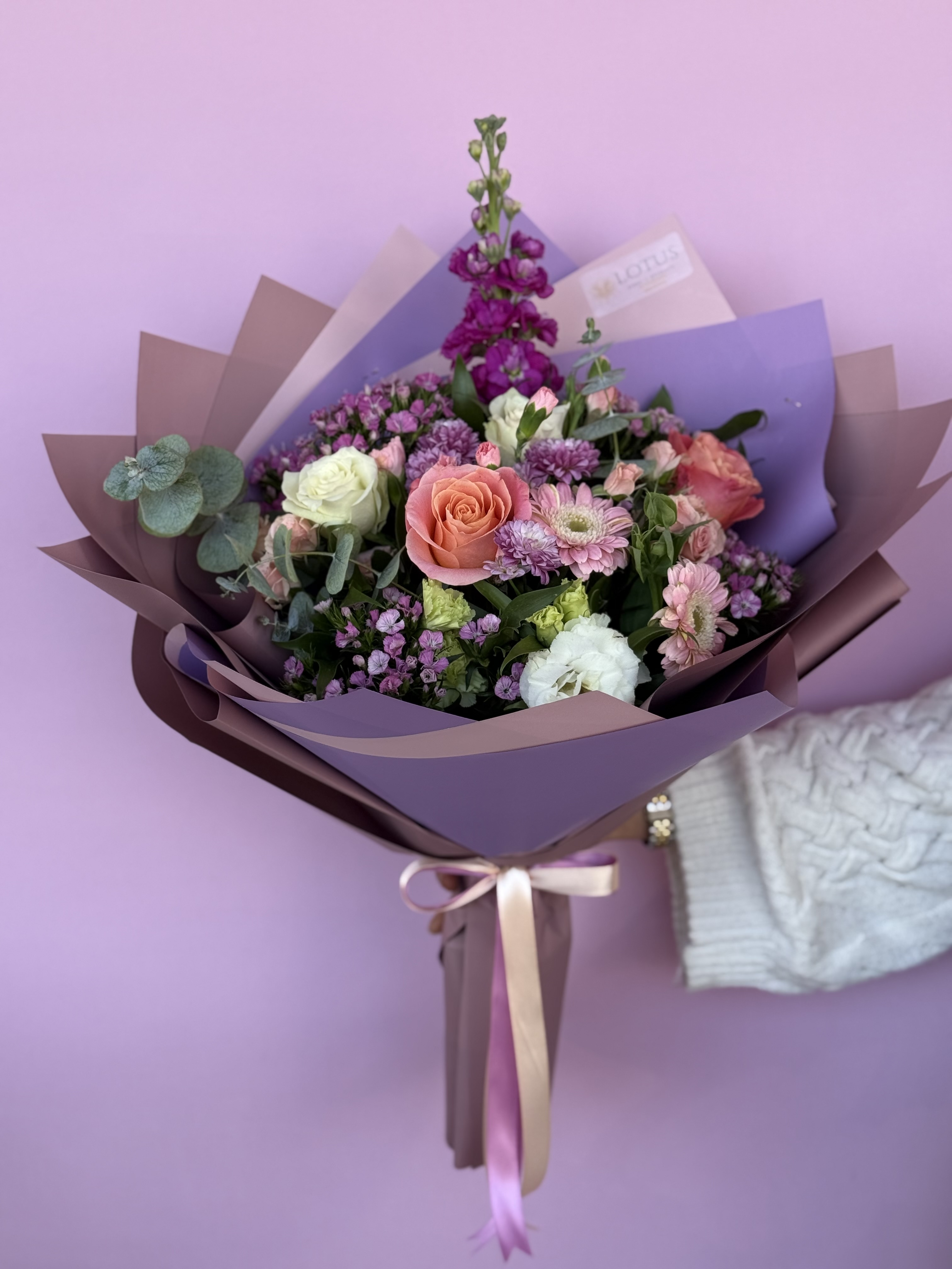 Karışık beyaz ve pembe gül biçme buketi