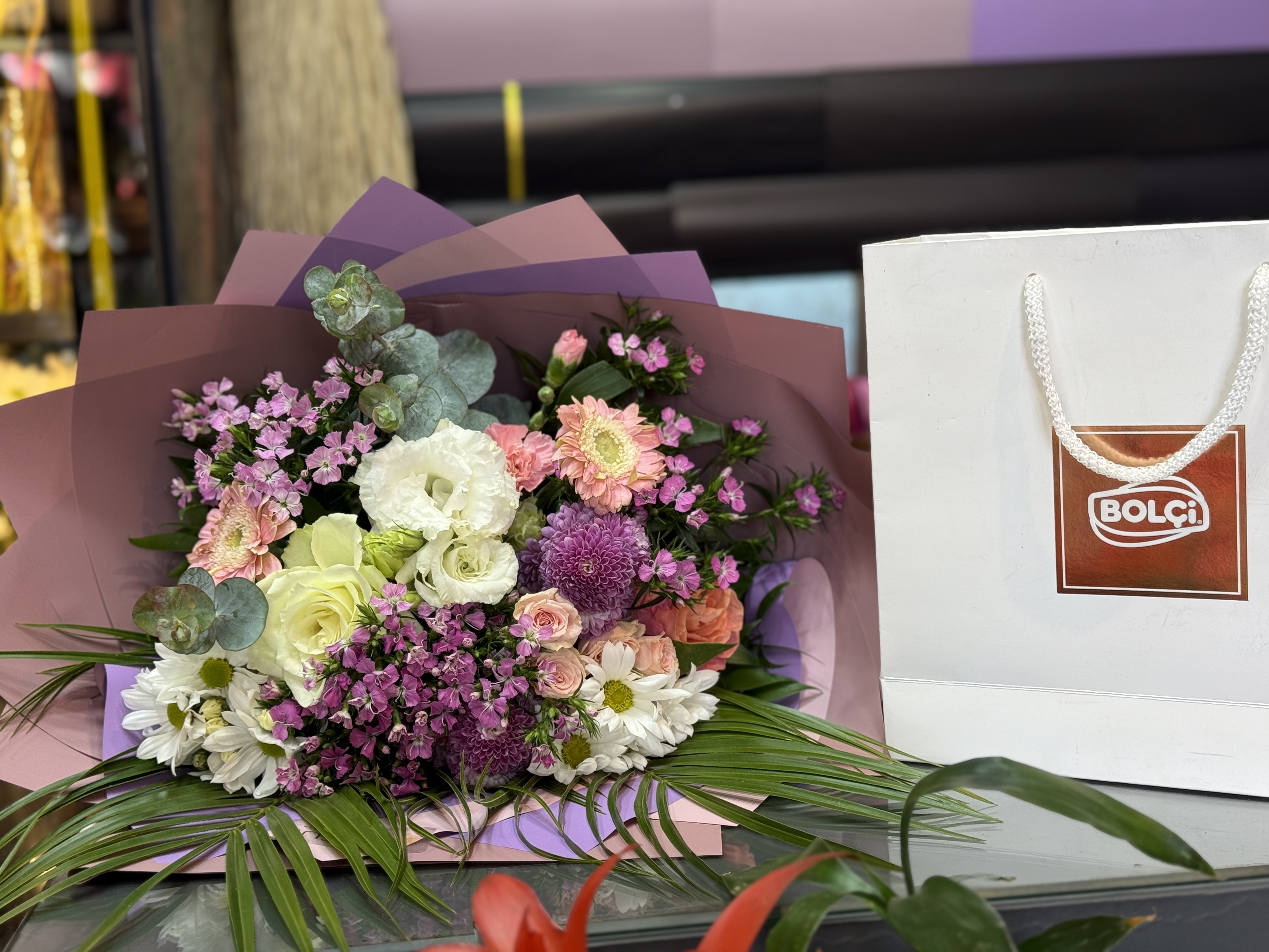 Karışık pembe buket & bolçi çikolata çantalı