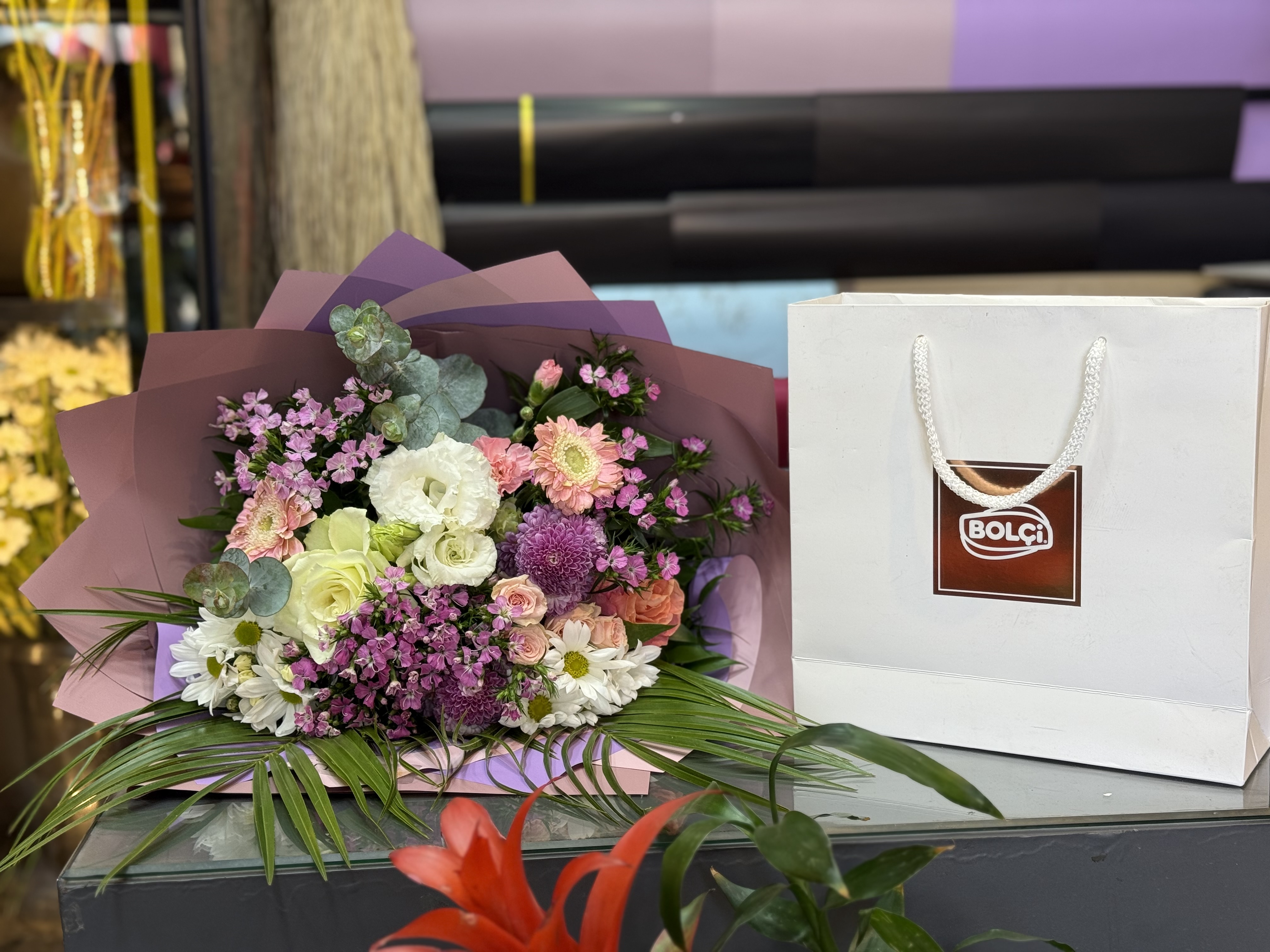 Karışık pembe buket & bolçi çikolata çantalı