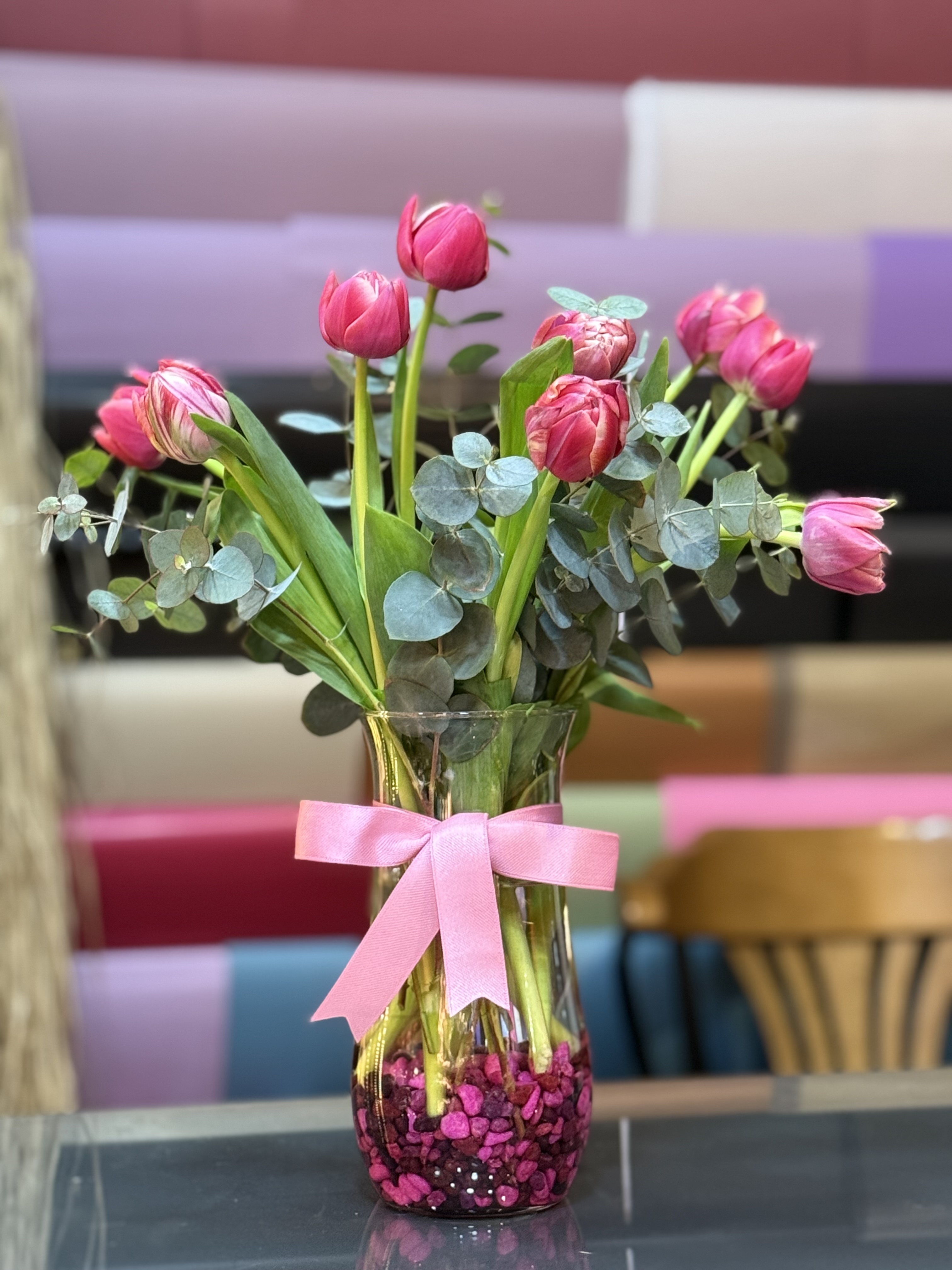 Lale ithal bir demet cam vazolu