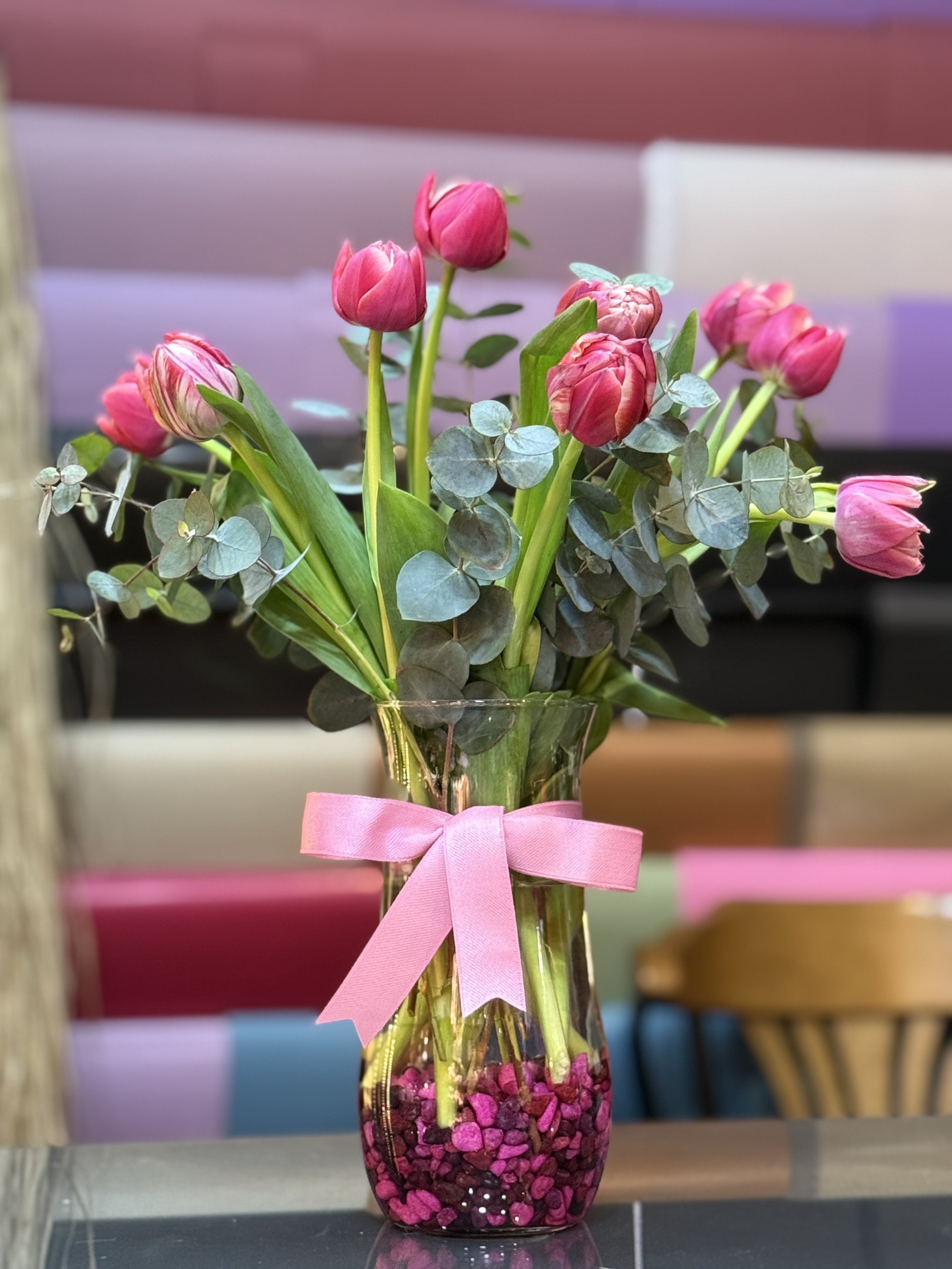 Lale ithal bir demet cam vazolu